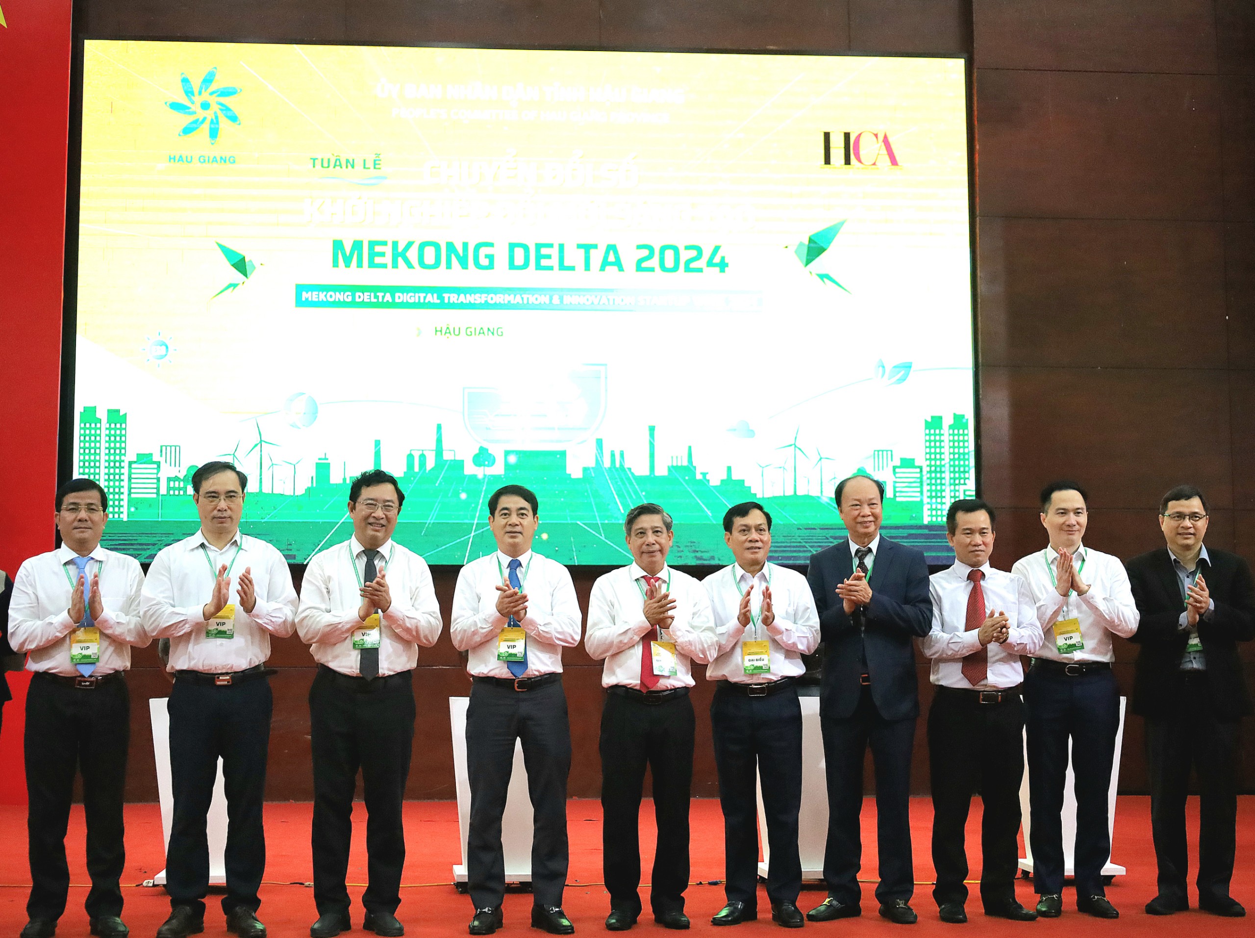 1-2; Các đại biểu thực hiện nghi thức Khai mạc “Tuần lễ Chuyển đổi số và Khởi nghiệp đổi mới sáng tạo - Mekong Delta 2024”.
